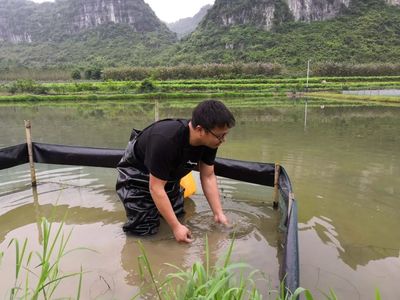 人民網報道我校生化學院易弋博士--把科研成果寫在田間地頭